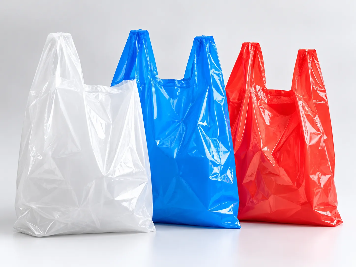 Kantong plastik HD dan HDPE warna putih, biru, dan merah